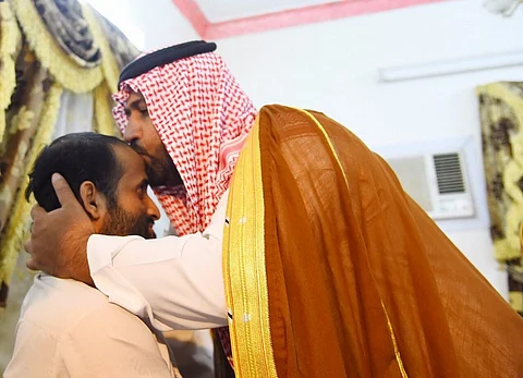 نائب أمير جازان ينقل تعازي القيادة لذوي الشهيدَيْن نشيلي والغزواني