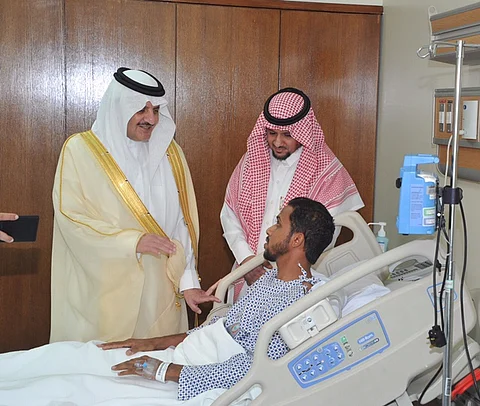 بالصور.. أمير الشرقية يزور مصابي الاعتداءات بالقطيف ويؤكد: الإرهابيون حاولوا العبث وتناسوا شجاعة رجال الأمن