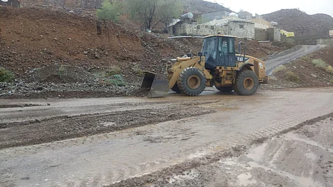 بلدية محايل تباشر فتح الطرق وشفط مياه الأمطار