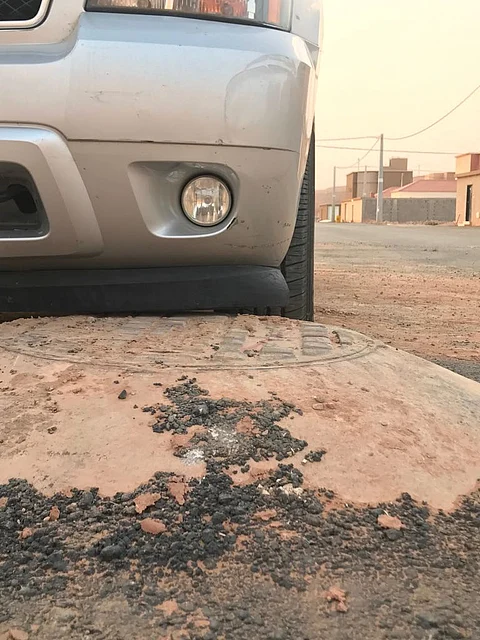 أهالي شقراء يناشدون بمعالجة صبات خرسانية تتوسط الشوارع