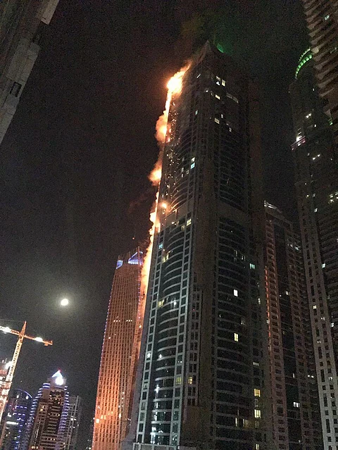 فرق الإطفاء تكافح حريقًا اندلع في برج بـ"مارينا دبي"