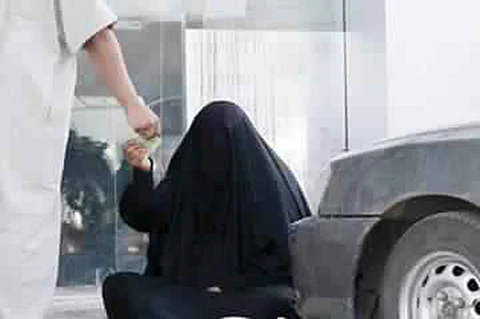 مدير جمعية خيرية يُفاجَأ بمتسولة تمتلك شققًا ومحال تجارية !!