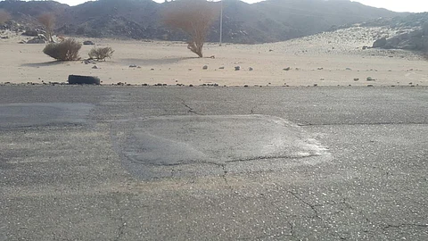 تجاوبًا مع "سبق" .. بلدية ينبع تصلح التشققات والحفر بطريق مركز نجف ينبع