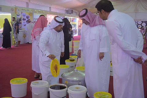 مزاد علني لبيع العسل بمهرجان الباحة.. طنان عرضا على المشاركين
