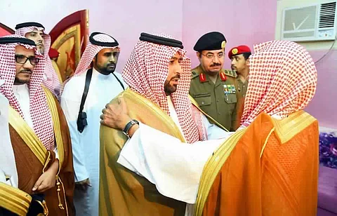 أمير منطقة جازان بالنيابة ينقل تعازي القيادة الرشيدة لذوي الشهيد "الهروبي"