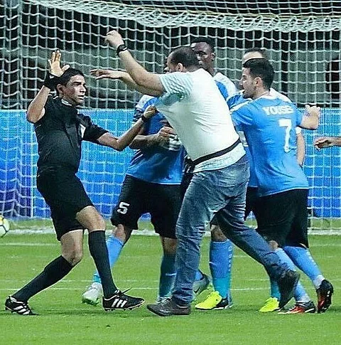 بالفيديو.. في نهائي البطولة العربية: لاعبو وإداريو "الفيصلي" يضربون الحكم وجماهيرهم تكسر المدرجات