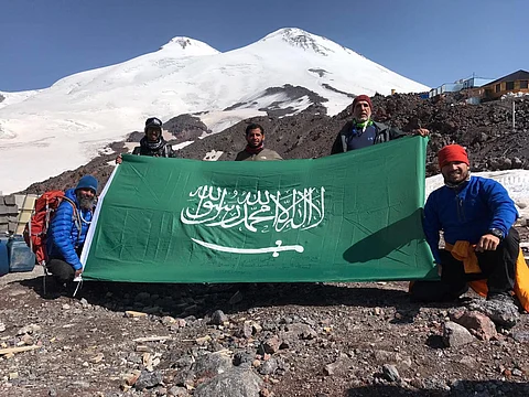 "القزلان".. أصغر عربي يتسلق قمة جبال القوقاز