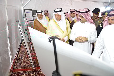 مستشار خادم الحرمين يطلع على مشروع الدائري الرابع