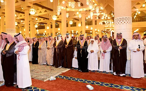 أمير الرياض بالنيابة يؤدي صلاة الميت على الأمير سلمان بن سعد