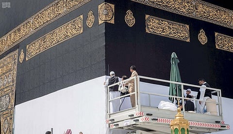 بالصور .. "رئاسة شؤون الحرمين" ترفع الجزء السفلي من كسوة الكعبة المشرفة