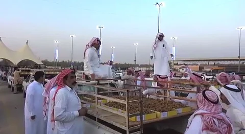 بالفيديو.. شاب يذهل زوار مهرجان "تمور بريدة" بتقارير بالإنجليزية