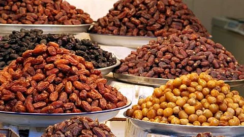 بعد تحذيرات التمور الملوثة ..لجنة من وزارة "البلدية" تقف على 3 مختبرات للأغذية