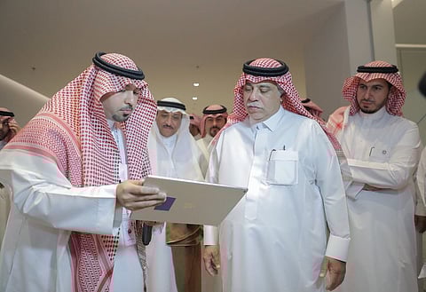 وزير التجارة والاستثمار يفتتح مركز الخدمة الموحد "مراس" بحضور 16 جهة حكومية