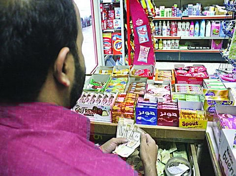 "التستر التجاري".. تكتلات العمالة "تهزم" أنظمة "العمل" و"التجارة"