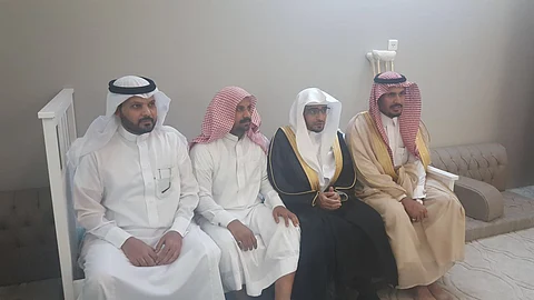الشيخ المغامسي يزور رجل الأمن مصاب أحداث العوامية بمنزله في الطائف