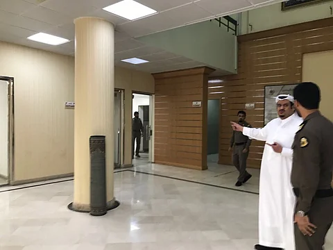 بالصور.. محمد بن عبد الرحمن يفاجئ مركز شرطة الملز بزيارة