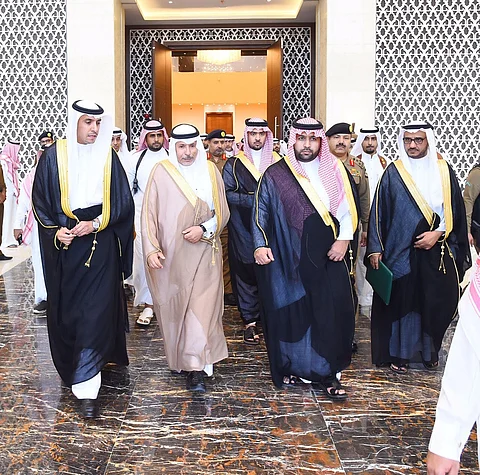 أمير جازان بالنيابة يتفقد فندق ومركز الغوص على شاطئ البحر بالجامعة