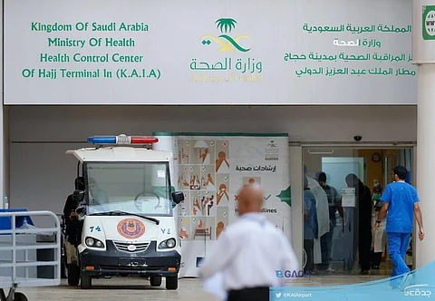 فريق طبي بمطار جدة يُنعش قلب حاج سبعيني قادم من إندونيسيا