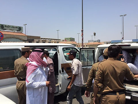 شاهد .. الإطاحة بـ 30 مقيماً يبيعون لحسابهم الشخصي في سوق الخضار بالمدينة