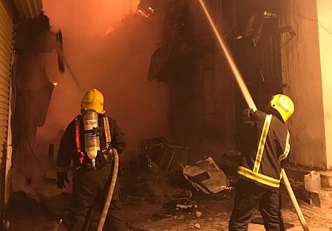 الهلال الأحمر يباشر معالجة 5 أفراد من الدفاع المدني ومواطن بـ"تاريخية جدة"