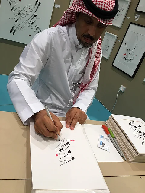 "الرسم الحرفي".. قصّة "قانوني" برع في ابتكار خط عربي جديد