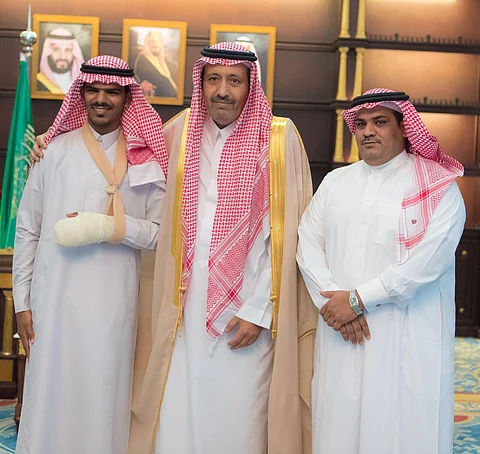 أمير الباحة لأحد مصابي الحد الجنوبي: "الشعب والقيادة يثمنان هذه التضحيات"