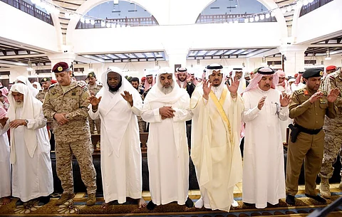 شاهد.. أمير الرياض بالنيابة يؤدي صلاة الميت على الشهيد "الشتوي" ناقلاً تعازي القيادة