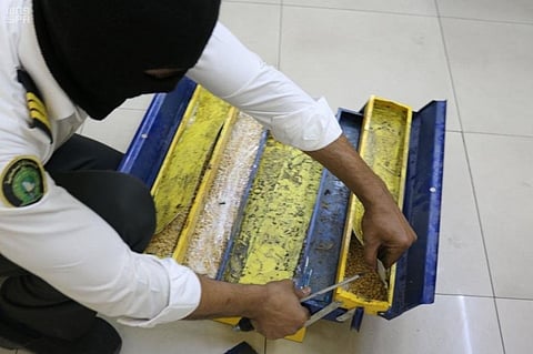 "جمرك الحديثة" يُحبط 5 محاولات لتهريب 345 ألف حبة "كبتاجون"