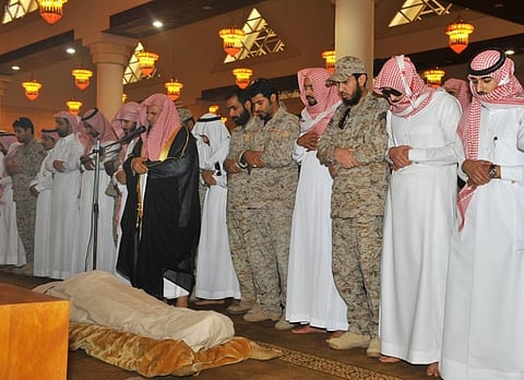 "العمرو" يتقدم المصلين على "العنزي" شهيد الواجب بحائل