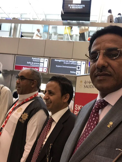 آل مساعد يودِّع الدفعة الأولى من حجاج جنيف بـ"الإحرامات" والورود