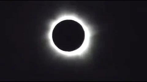 بالفيديو والصور.. الملايين يشاهدون كسوف الشمس بالولايات المتحدة