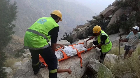 شاهد .. "مدني بلقرن" يستخرج 3 أشخاص احتُجزوا بموقع صخري