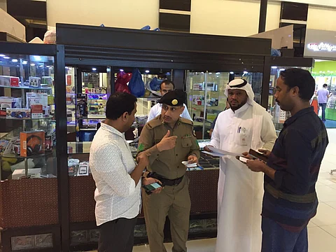 "عمل جدة" والشرطة يشنان حملة على إحدى الأسواق التجارية بجنوب المحافظة