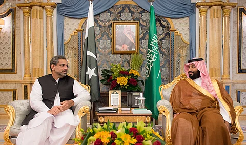 نائب خادم الحرمين يستعرض العلاقات الثنائية مع رئيس وزراء باكستان