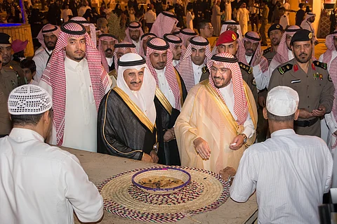 شاهد.. أمير القصيم يرعى "تمور رياض الخبراء" ويوجه بتمديده لنهاية العطلة الصيفية