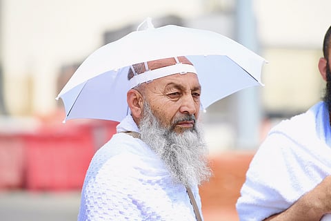 ما بين جانب إنساني وشق ترويجي شاهد.. "المظلات" الأكثر انتشاراً بالحج