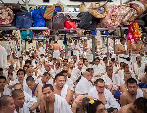 بالصور.. 75 مسلماً جديداً يشهرون إسلامهم عبر الهاتف بمشعر منى