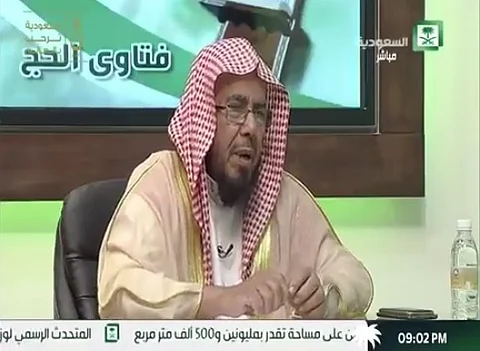 المطلق: يجوز للمرأة أن تذبح أضحيتها بيدها