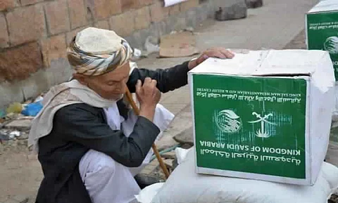 مركز الملك سلمان يوزع سلالاً غذائية في حضرموت