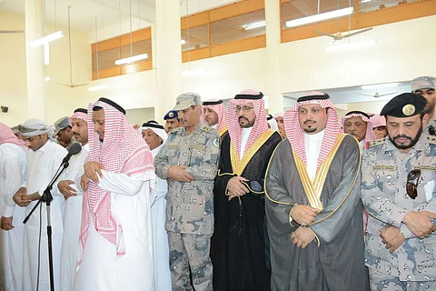 الجموع تؤدي صلاة الميت على شهيد الواجب "عبدالله شراحيلي"