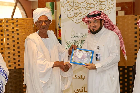 حاج سوداني يهدي الملك سلمان صورة للملك فيصل في السودان قبل 51 عاماً.. هذه قصتها