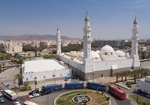 ضيوف برنامج خادم الحرمين يزورون مجمع الملك فهد والمعالم التاريخية