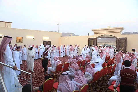 بالصور.. "سبق" ترصد عزاء الطبيب الشعبي "سلامة الجهني" في منزله بالمدينة المنورة