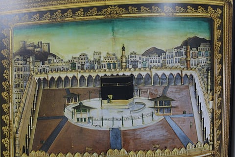 شاهد.. الحجاج يزورون معرض صور مكة المكرمة والمدينة المنورة