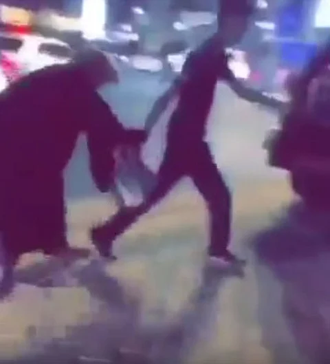شرطة جدة تكشف قصة الفتاة والدورية: وقفت بالطريق وعطلت السير