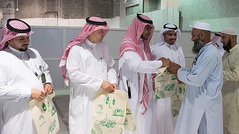 "رئاسة الحرمين " تواصل توديع ضيوف الرحمن بالهدايا والطيب
