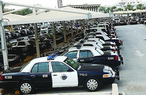 جريمة مروّعة بالرياض .. شاب يقتل والدته دهساً وأشقاؤه يقتلونه بالموقع نفسه
