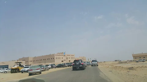 "سبق" ترصد سلبيات تواجه الطالبات في الطرق المؤدية إلى جامعة طيبة بينبع