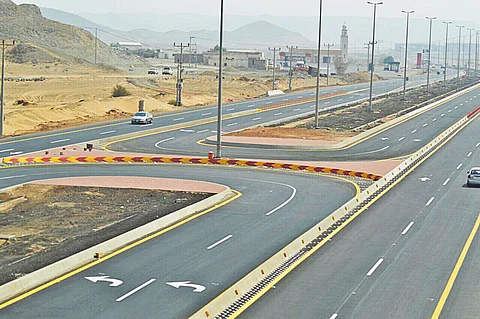 "النقل": إعادة تأهيل ورفع مستوى السلامة على طريق عسفان