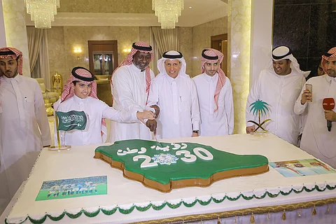 وسط حشد إعلامي.. رجل الأعمال "سعد العتيبي" يكرِّم "ماجد عبدالله"